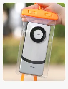Gros plan d'une pochette de téléphone orange étanche pour la natation et les activités de plein air