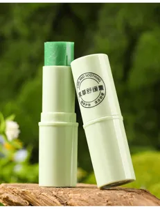 Macro-opname van een groene kruidige verzachtende balsemstift op natuurlijk hout.