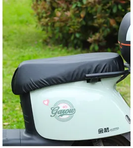 Primer plano de funda de asiento negra impermeable en scooter eléctrica