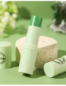 Hoogwaardige detailopname van een groene kruiden verzachtende stick voor insectenbeten