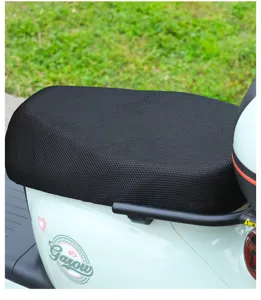 Vista detallada de la funda de asiento de malla negra transpirable en scooter eléctrico