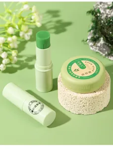 Close-up van groene kruidverzachtende balsemstick en blikje op natuurrekwisieten