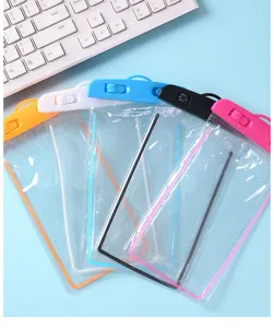 Détail de cinq pochettes de téléphone étanches colorées avec clips de sécurité