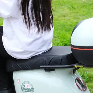 Funda de asiento negra universal impermeable y resistente al sol para scooters.