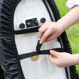 Vista detallada de la instalación de una funda de asiento de scooter negra impermeable con velcro
