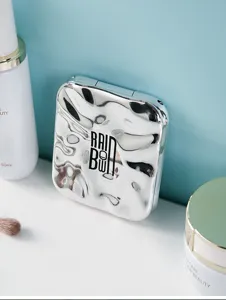 Vue détaillée d'un miroir de maquillage LED portable avec coque argentée ondulée
