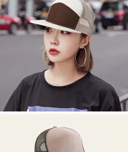 Primer plano de una elegante gorra trucker de malla de 7 paneles usada por una modelo.