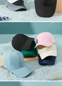 Diverses couleurs de casquettes de baseball à filet respirant sur fond bleu texturé