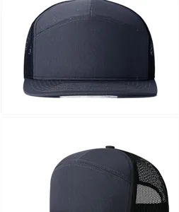 Detalle de gorra trucker negra de 7 paneles con visera plana y rejilla transpirable