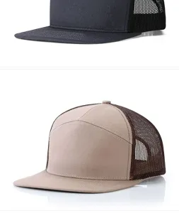 Detalle de gorras tipo trucker de 7 paneles con visera plana y malla transpirable