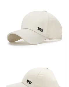 Vista detallada de una gorra de béisbol beige para coleta con bordado de letras DYJ