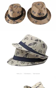Primo piano di cappelli fedora in paglia con stampe estive eleganti e fresche