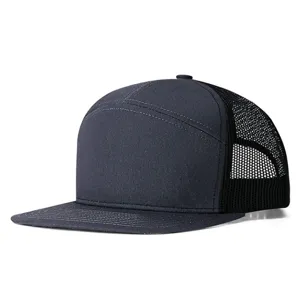 Gorra trucker de 7 paneles con visera plana y malla transpirable en gris oscuro