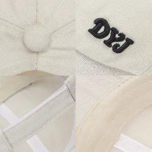 Vistas detalladas de una gorra de béisbol beige para mujer con bordado y coleta.