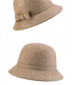 Dettaglio del cappello a cloche in lana color cammello per donna con fiocco elegante