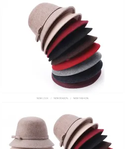 Eleganti cappelli cloche in feltro di lana per donna in vari colori con fiocco retrò