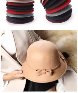 Dettaglio della morbida trama in feltro di lana e del fiocco di questo cappello camel