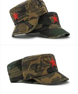 Detailansicht einer Camouflage-Militärkappe mit einer markanten roten Sternbestickung.