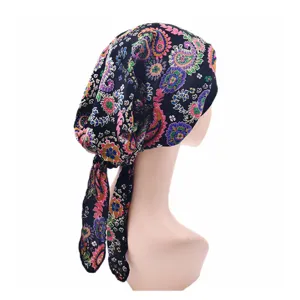 Foulard en mousseline à imprimé floral bohème avec longue queue sur une tête de mannequin