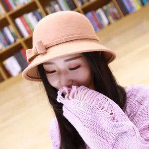 Elegante cappello cloche in feltro di lana con fiocco per l'inverno da donna