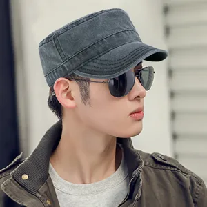 Cappellino militare vintage in cotone lavato da uomo con un tocco retrò invecchiato
