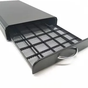 Nahaufnahme der schwarzen 50er Kaffeekapsel-Schublade mit einem langlebigen Metallgitter-Design