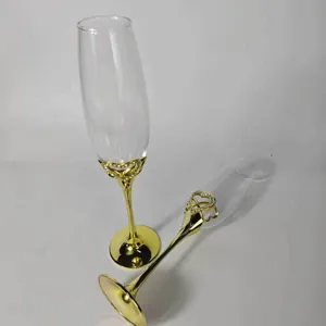 Paar elegante Kristall-Champagnerflöten mit goldenen Herz-Kristall-Zierstielen
