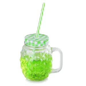 Detailansicht eines 14oz Ananas-Glases mit kariertem Deckel und gestreiftem Strohhalm