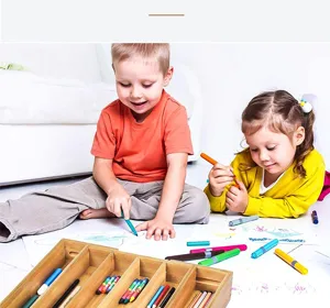 Vista detallada del organizador de bambú para rotuladores infantiles