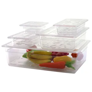 Vue détaillée de différentes tailles de bacs alimentaires avec des légumes frais à l'intérieur