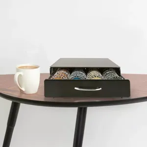Metall-Kaffeekapsel-Schublade auf dem Tisch zeigt die volle Lagerkapazität an