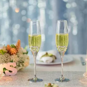 Elegante Champagnergläser aus Kristall mit herzförmiger Verzierung für Hochzeiten