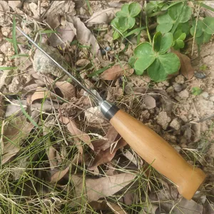 Cuchillo de camping de estilo nórdico con mango ergonómico de madera y hoja pulida.