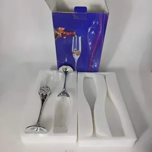 Elegantes Kristall-Champagnergläser-Set mit herzförmigen Strassstielen in Geschenkbox