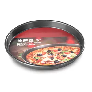 Detaillierte Nahaufnahme einer 9-Zoll Pizzaform aus Aluminium mit Antihaftbeschichtung