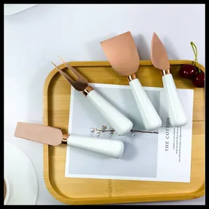 Élégant service à fromage 4 pièces avec manches en céramique et lames en or rose
