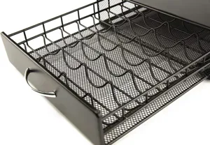 Detailansicht einer schwarzen Kaffeekapselschublade aus Metallgewebe mit Wellenhaltern.