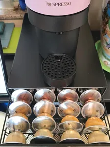 Robuster schwarzer Kaffeekapsel-Schubladenhalter als Basis für Espressomaschinen