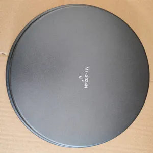 Detailansicht der Rückseite eines 8-Zoll-Pizza-Backblechs aus robustem Kohlenstoffstahl