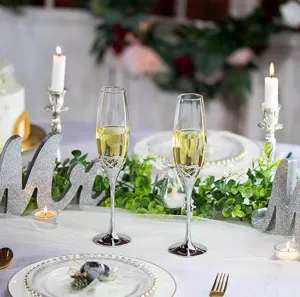 Elegante Sektgläser mit silbernem Herz-Set für Hochzeitstoasts und romantische Feiern