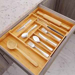 Organizador de cajones de bambú extensible con cubiertos en un cajón de la cocina