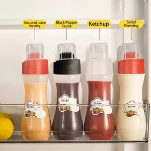 Cuatro botellas de PP para salsas y aderezos almacenadas en el estante de un refrigerador