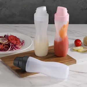 Vista detallada de botellas exprimibles translúcidas para salsas de cocina