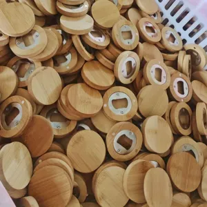 Große Menge magnetischer Bieröffner aus Bambus mit natürlicher Holzmaserung.