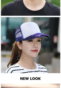 Detailansicht einer modischen Galaxie-Mesh-Trucker-Kappe, getragen von einem Modell.