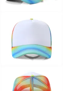 Detaillierte Vorderansicht einer Trucker-Kappe mit weißem Schaumstoff und Regenbogen-Mesh
