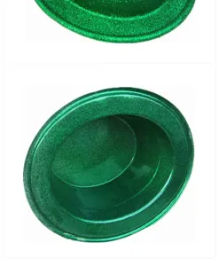 Primo piano di cappello a cilindro verde glitterato per costumi e feste