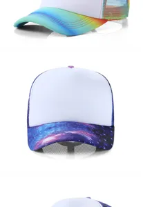 Detailansicht der stylischen Mesh-Trucker-Caps mit Galaxie- und Regenbogenmuster