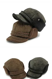 Detailansicht warmer Wintermützen mit Ohrenklappen, weichem Fleece-Futter und Wildleder-Finish
