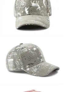 Vista detallata de la gorra navideña de felpa gris con estampados festivos plateados